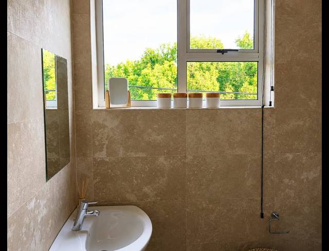 1 BEDROOM PROPERTY TO RENT IN EMMARENTIA